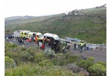 Un muerto y varios heridos al volcar un autobús turístico en España