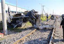 Colisión tren-minibús deja 9 muertos en Turquía