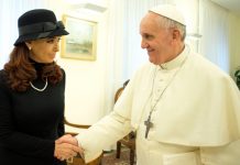 Presidenta argentina sufre esguince de tobillo en Roma antes de reunión con el papa
