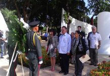 Delegación rusa coloca ofrendas florales en mausoleo de los Comandantes