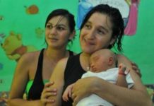 Hija de matrimonio gay será bautizada en iglesia católica en Argentina
