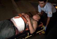 Grave al quedar incrustado en unas verjas