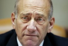 Declaran al ex primer ministro de Israel culpable de corrupción