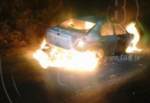 Voraz incendio deja en chatarra vehículo robado