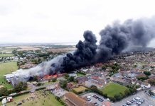 Fuerte incendio devora una escuela del Reino Unido