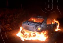 Incendio reduce a chatarra un vehículo en el barrio Hialeah