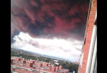 España: Se declara un gran incendio en una planta de reciclaje industrial