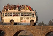India: Asciende a 16 la cifra de muertos tras caer autobús desde un puente