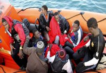 Rescatan a 500 inmigrantes que habían caído al mar y recuperan cadáveres