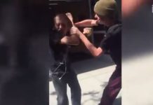 En video: estudiante ciego era golpeado pero su amigo lo defendió