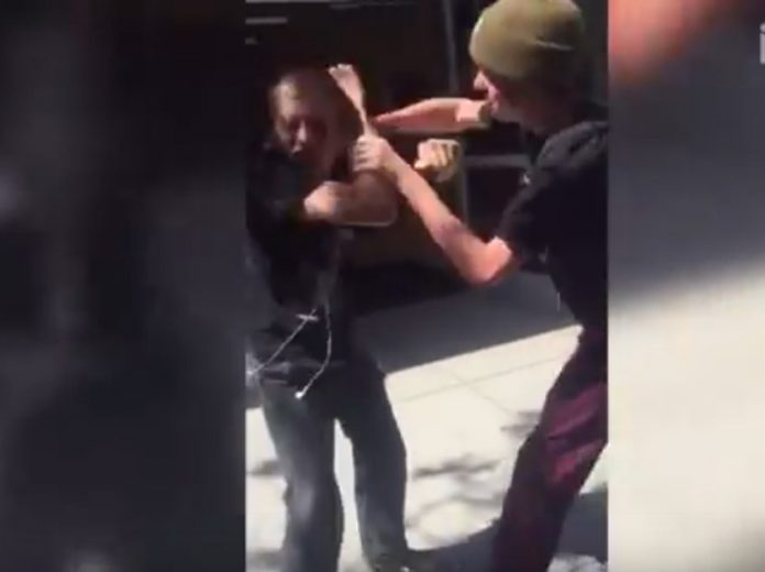 invidente-golpeado