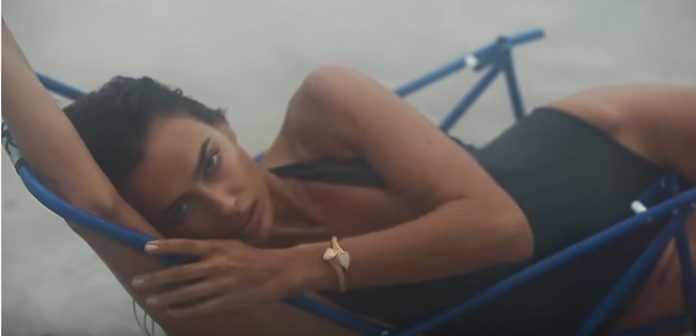 irina-protagoniza-sensual-video