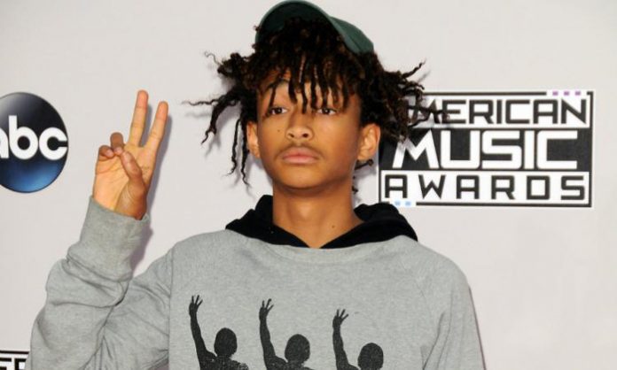 jaden-con-falda-y-unas-pintadas