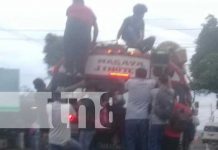 Guindados como animales viajan pasajeros en Ruta Jinotepe-Masaya (VIDEO) nicaragua, bus, ruta, pasajeros,