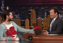Jared Leto le da un «regalito» a Jimmy Fallon (Video)