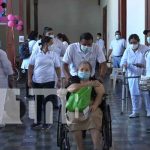 Pacientes reciben segunda dosis de la vacuna Covishield en León