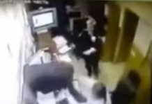 Hombre huye de una comisaría mostrando el todo el paquete