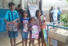 Niños reciben Juguetes en los colegios