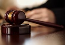 Hombre se suicida en una corte tras ser condenado