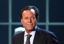 Julio Iglesia devela su estrella en el Paseo de la Fama