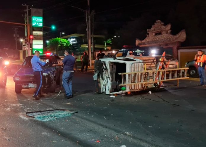 Nicaragua, managua, accidente , irrespeto a la luz roja, semáforo