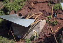 Honduras: Tragedia deja 5 muertos al caer roca sobre casa