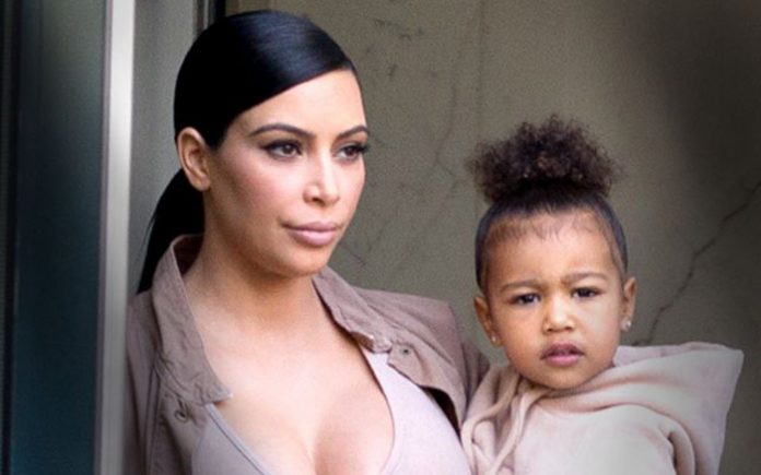 kim-ignora-a-su-bebe