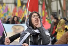 Exigen miles liberación de líder kurdo en Francia