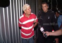 Ladrones la miran pálida