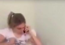 Le tira un lagarto a su hija por que mucho habla por teléfono