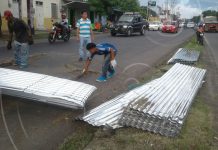 Explota llanta de cabezal lleno de láminas de zinc
