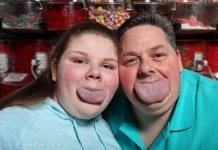 Padre e hija tiene la lengua más ancha del mundo