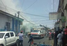 Fuerte incendio se desata en 3 negocios de León