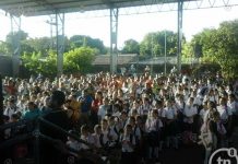 Estudiantes de León inician año lectivo 2016