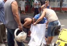 Agente policial pierde control de moto y se lesiona