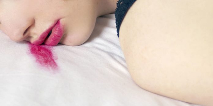lo-malo-de-dormir-con-maquillaje