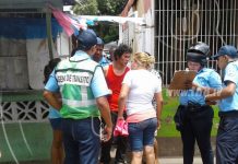 Hombre bien tapi se golpea contra lavandero