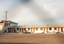 Fotografía de un motel abandonado revela macabro hallazgo