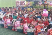Celebran a maestros en su día en Nueva Guinea