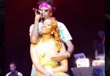 Video: cantante le toca los pechos a fanática en pleno concierto