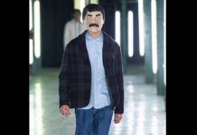 Máscara de El Chapo causa sensación en desfile de moda