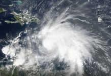 Huracán Matthew se debilita en su paso hacia Jamaica y Cuba