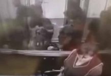 Médico arma tremendo alboroto en elevador maltratando a todo mundo
