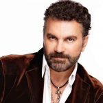 Mijares aparece en silla de ruedas y preocupa a sus fanáticos televisa, silla de ruedas, manuel mijares, video, protesis, cantante, mexico,