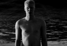 Modelo albino muestra su kilométrico miembro (video)