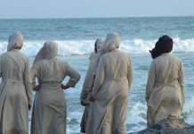Facebook bloquea cuenta por una foto de monjas en la playa