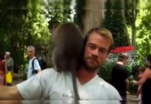 YouTube: monos tienen relaciones sexuales encima de turista