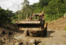 Panamá: Despejan vía colapsada por las lluvias