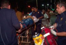 Motociclistas se estrellan al no guardar la distancia