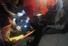 Caen de su moto y resultan lesionados